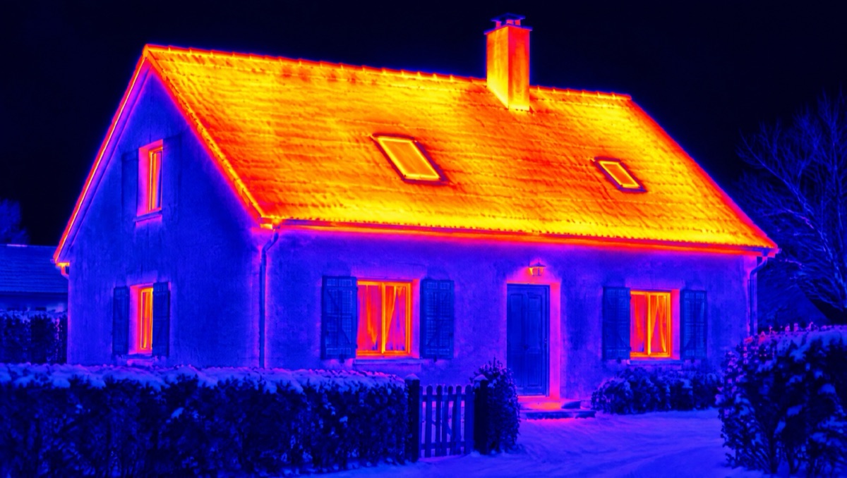 Illustration d'une maison en vue thermique : le toit apparaît en orange vif